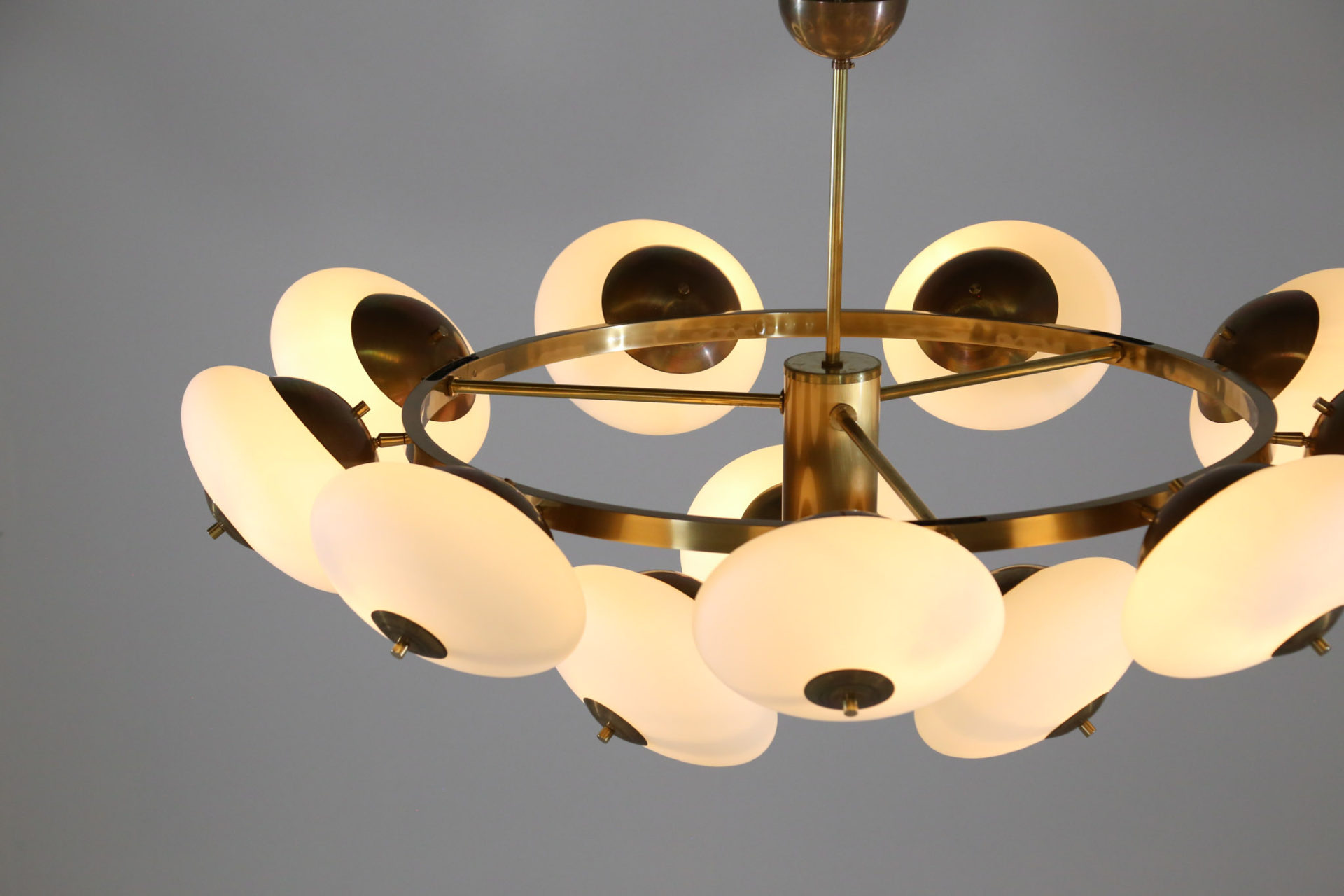 Grand Lustre Moderne Italien Rond Opalines Ovo De Style Stilnovo