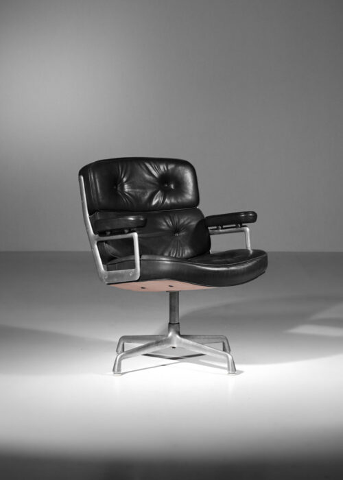 fauteuil de bureau Charles et Ray Eames en cuir noir et aluminium group G338