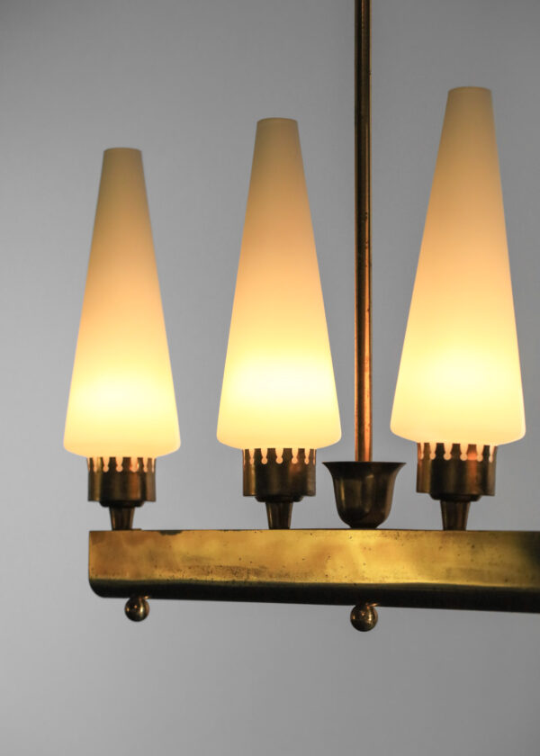 Lustre italien des années 50 cônes en opaline blanche et laiton massif