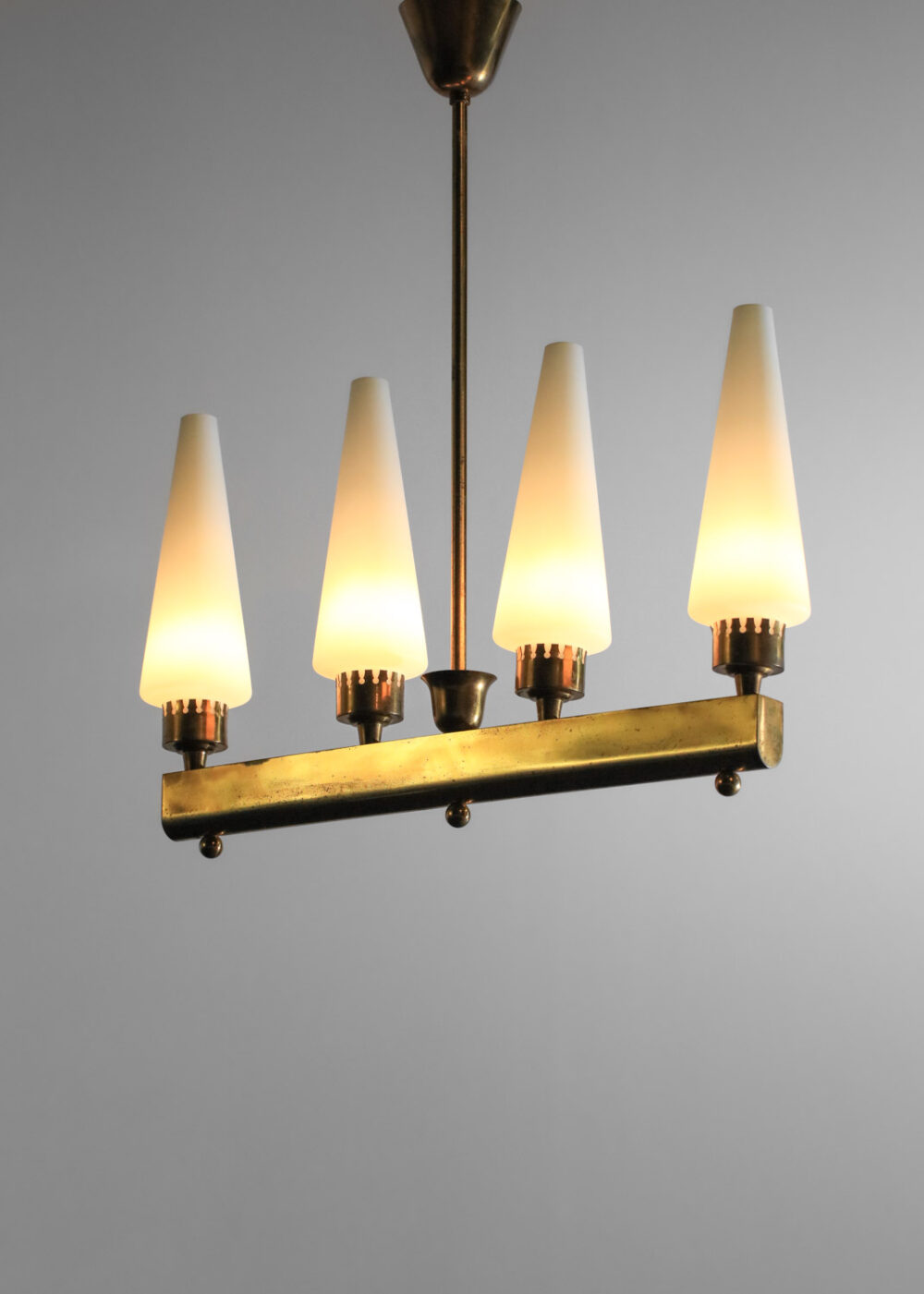 Lustre italien des années 50 cônes en opaline blanche et laiton massif