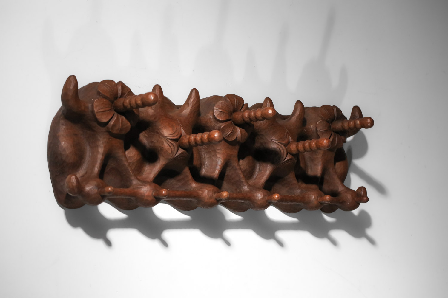Porte manteau bois massif sculpté art populaire années 50