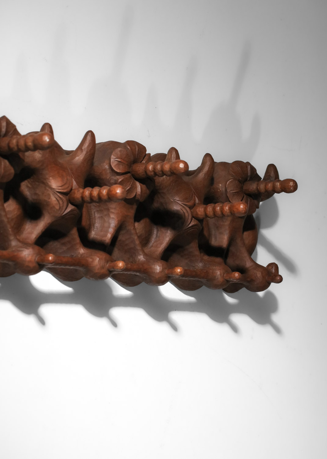 Porte manteau bois massif sculpté art populaire années 50