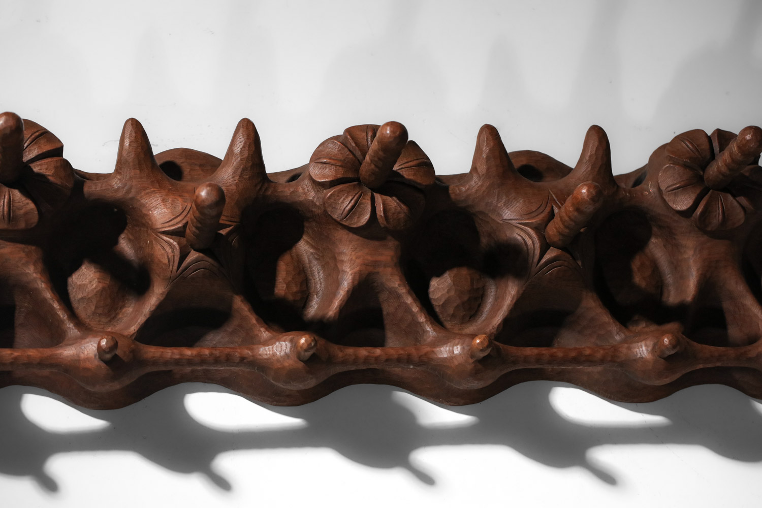 Porte manteau bois massif sculpté art populaire années 50
