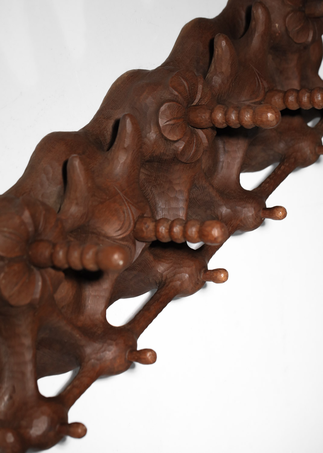 Porte manteau bois massif sculpté art populaire années 50
