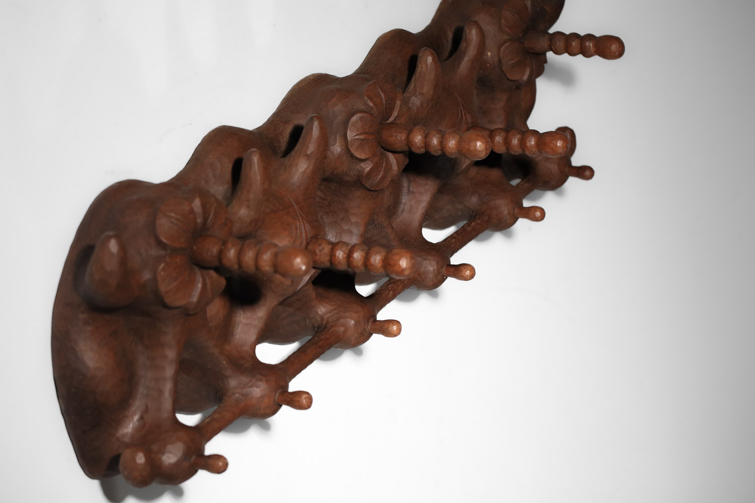 Porte manteau bois massif sculpté art populaire années 50