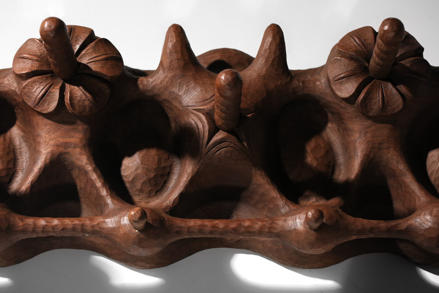 Porte manteau bois massif sculpté art populaire années 50