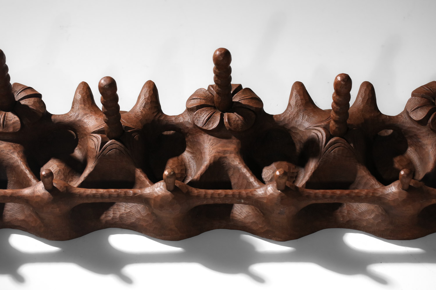 Porte manteau bois massif sculpté art populaire années 50