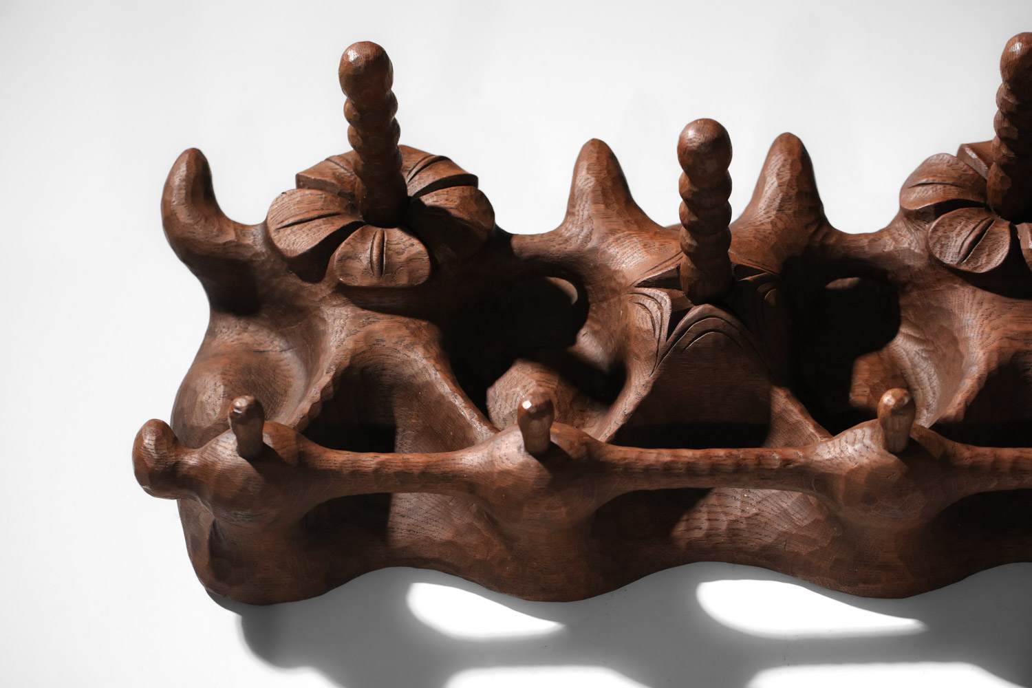 Porte manteau bois massif sculpté art populaire années 50