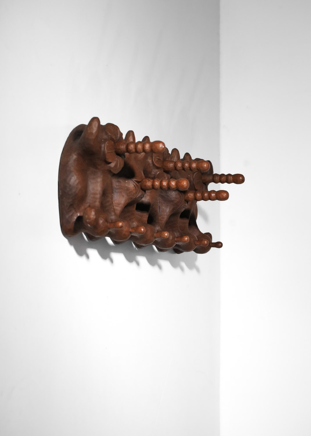 Porte manteau bois massif sculpté art populaire années 50