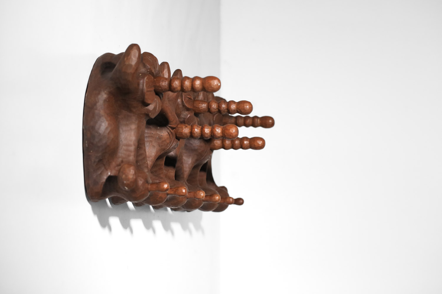Porte manteau bois massif sculpté art populaire années 50