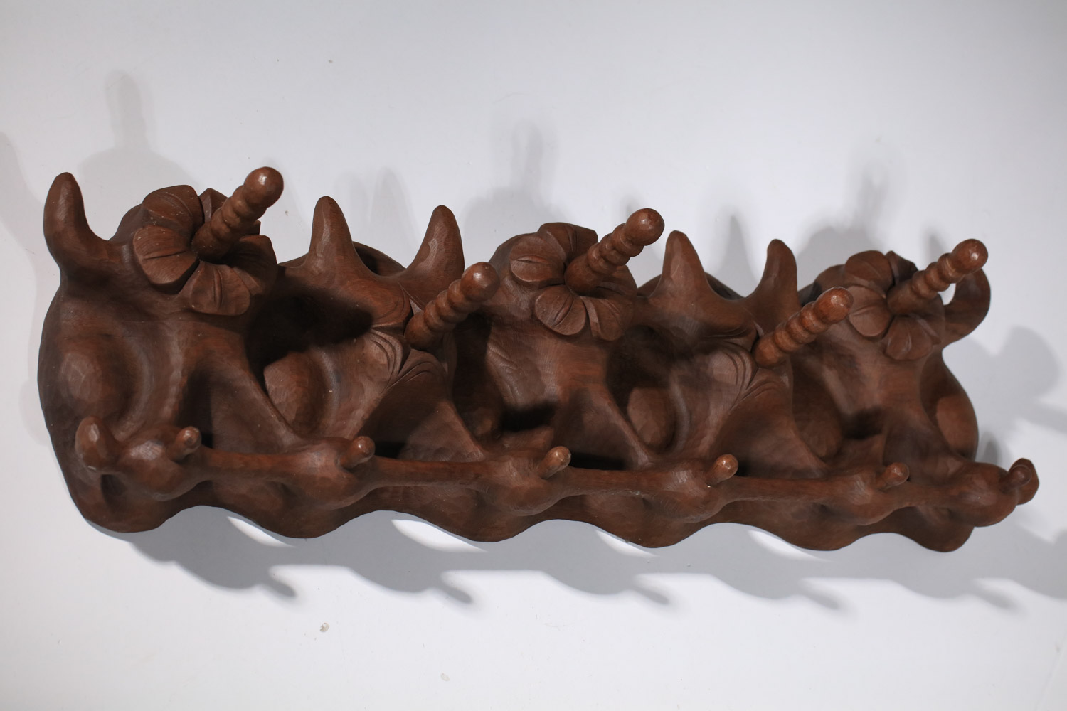 Porte manteau bois massif sculpté art populaire années 50