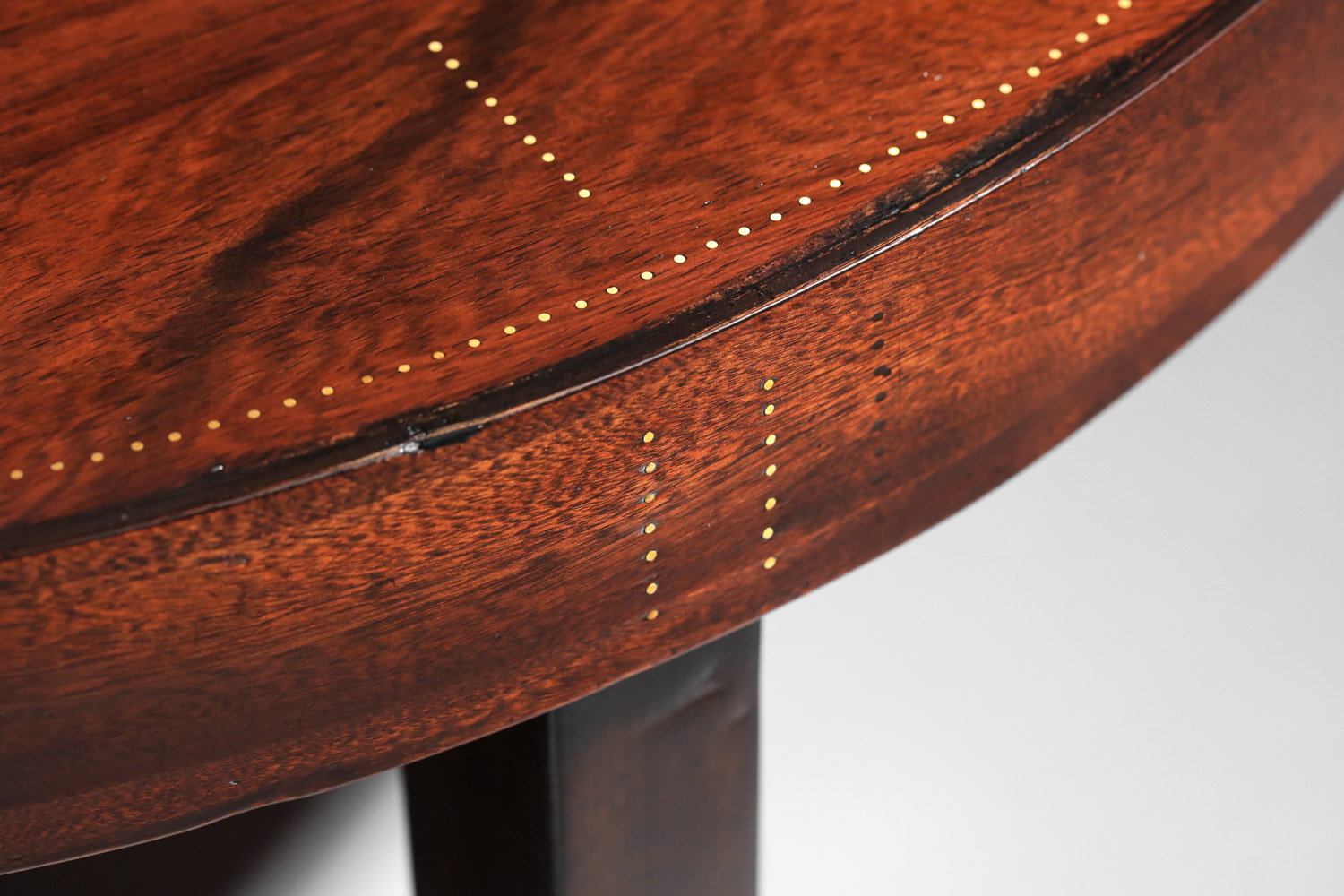 table basse ronde andré sornay cloutée années 30 40