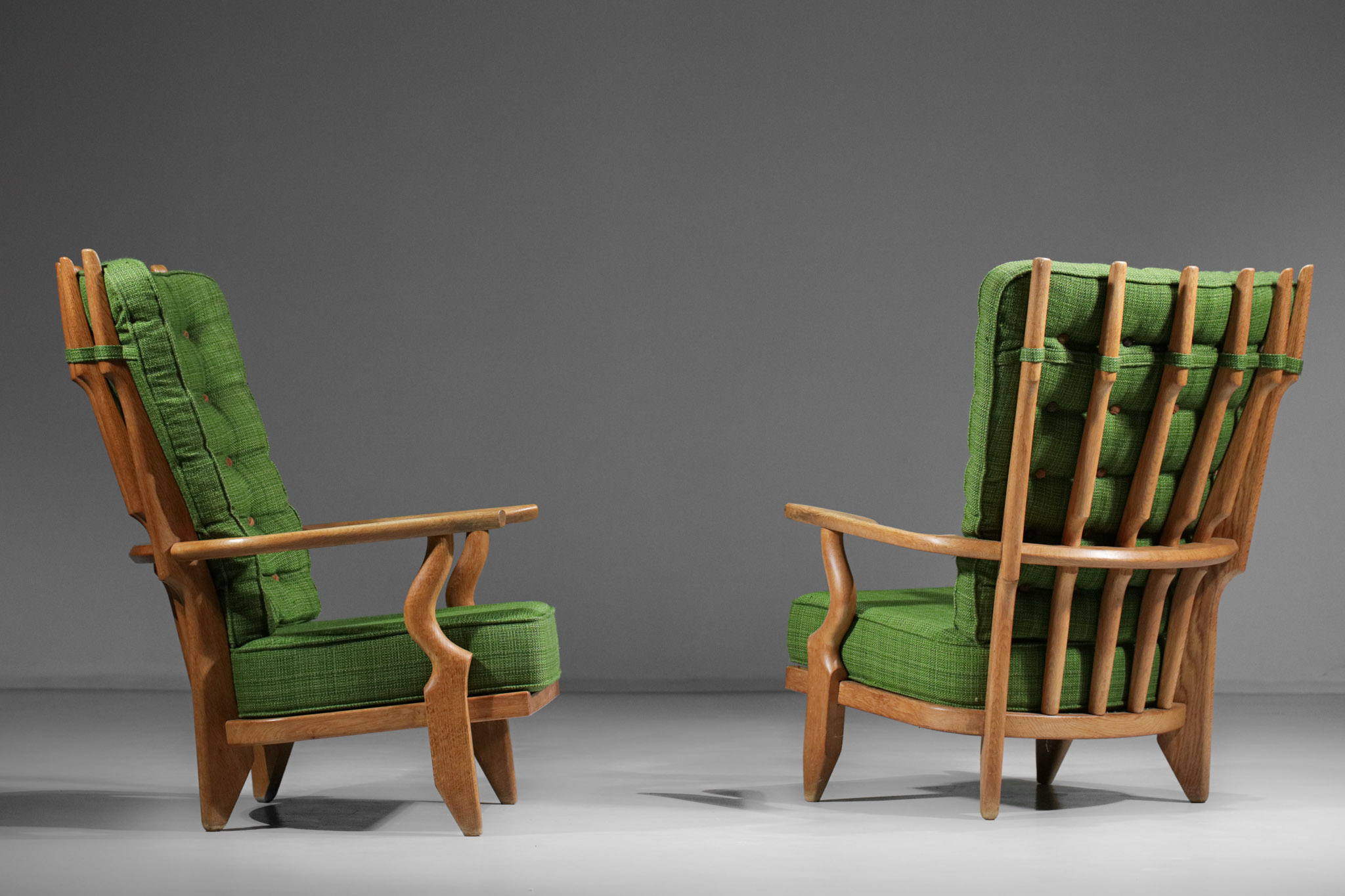 Duo fauteuils "Grand repos" Guillerme et Chambron chêne massif - E533