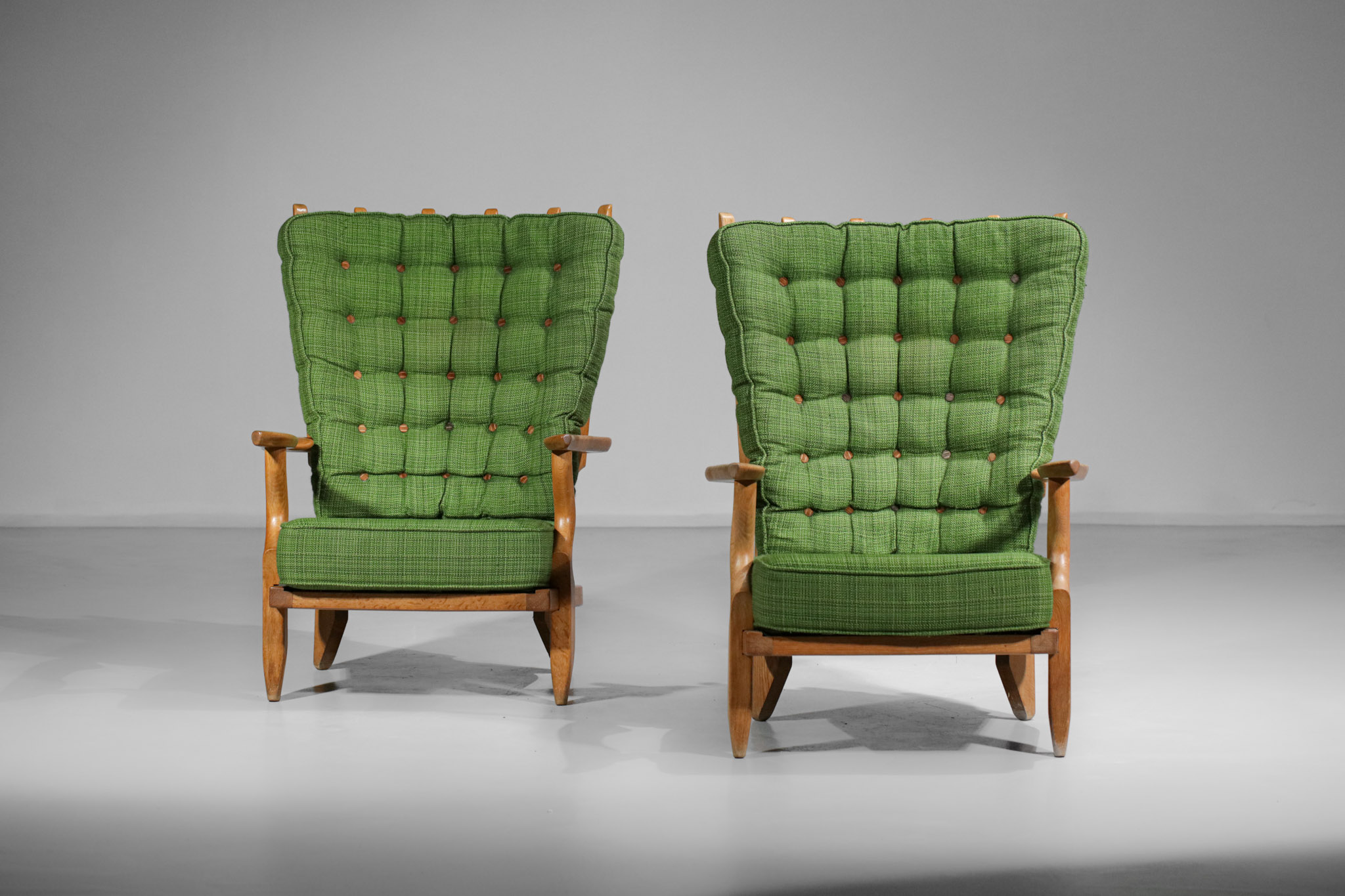 Duo fauteuils "Grand repos" Guillerme et Chambron chêne massif - E533