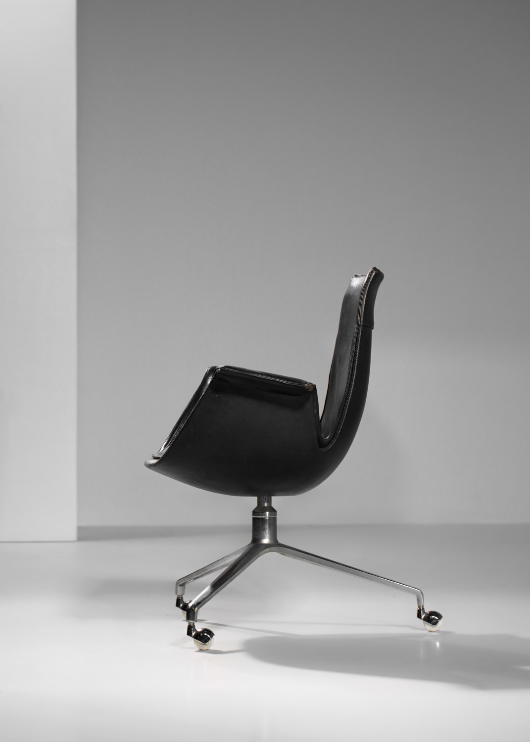 fauteuil de bureau danois Preben Fabricius et Jorgen Kastholm cuir noir Alfred Kill modèle 6772 - H432