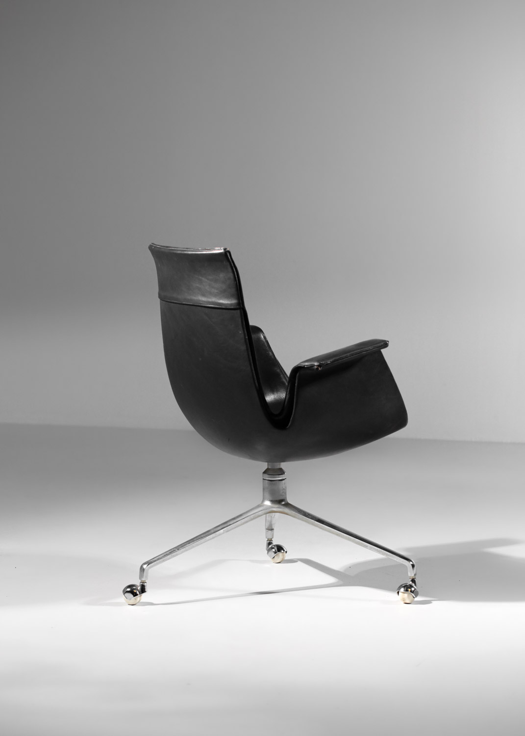 fauteuil de bureau danois Preben Fabricius et Jorgen Kastholm cuir noir Alfred Kill modèle 6772 - H432