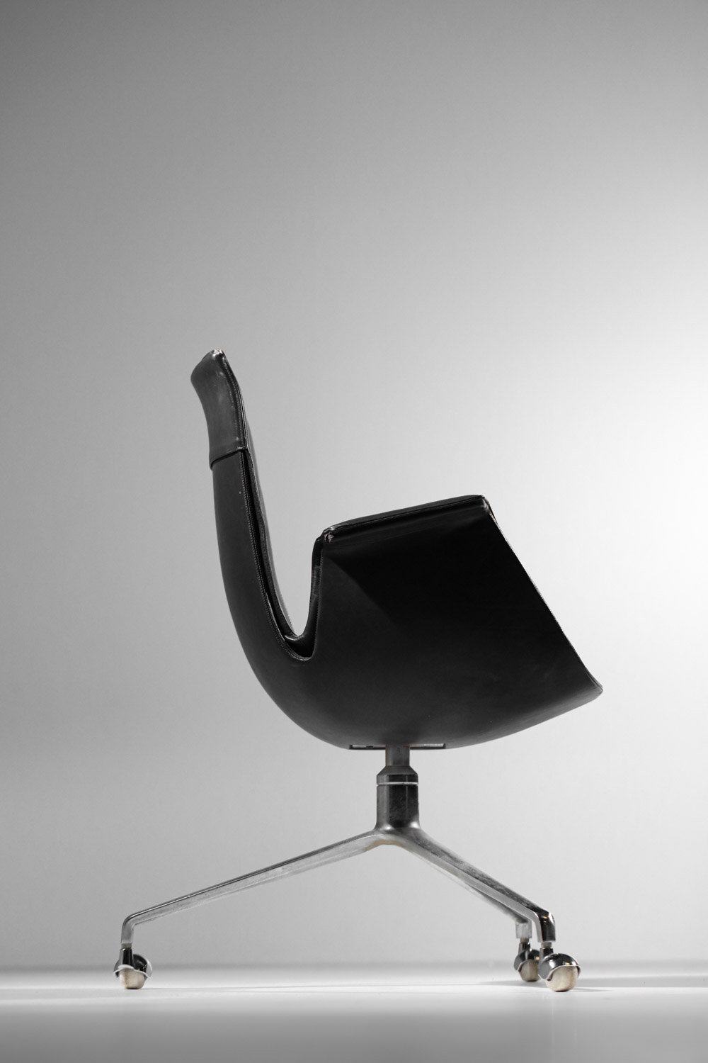 fauteuil de bureau danois Preben Fabricius et Jorgen Kastholm cuir noir Alfred Kill modèle 6772 - H432