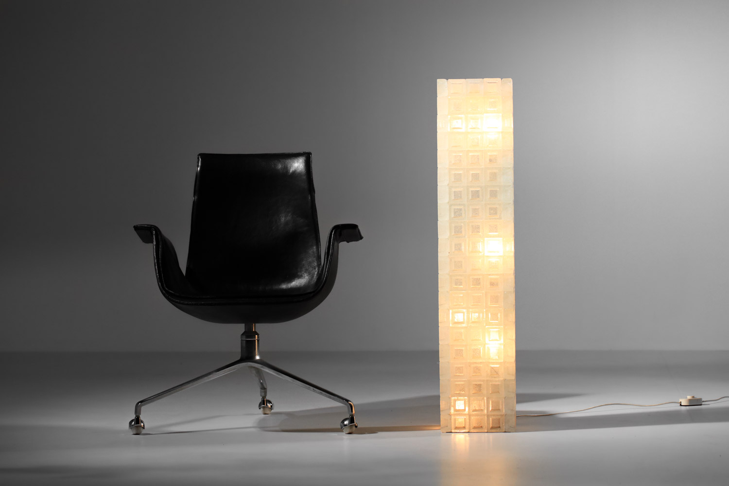 fauteuil de bureau danois Preben Fabricius et Jorgen Kastholm cuir noir Alfred Kill modèle 6772 - H432