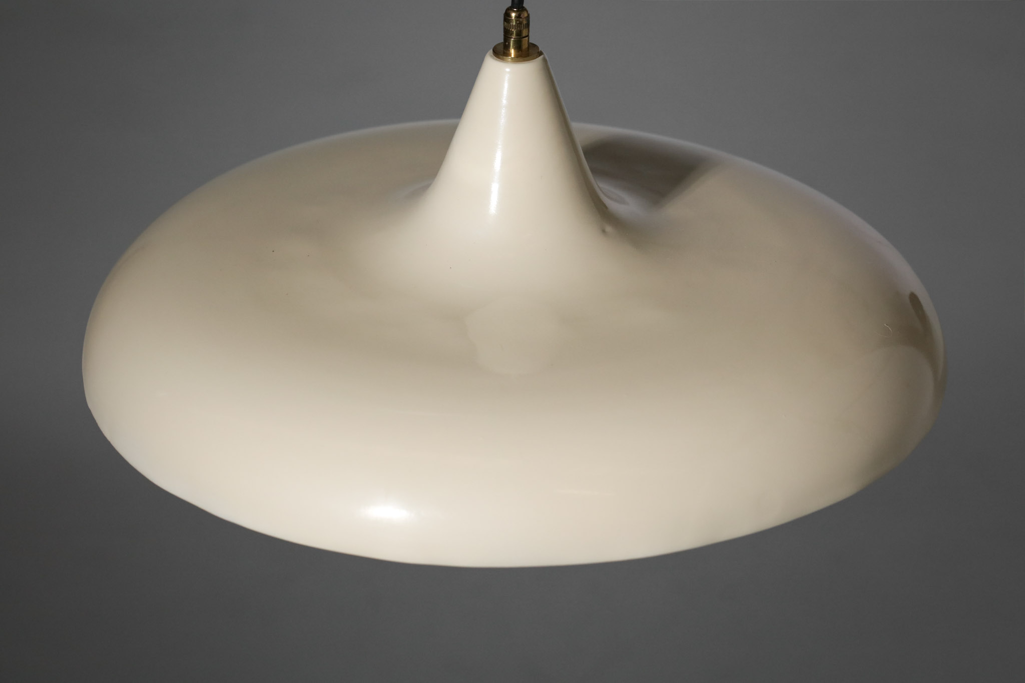 Lampe potence italienne style Gino Sarfatti années 60 abat-jour métal beige