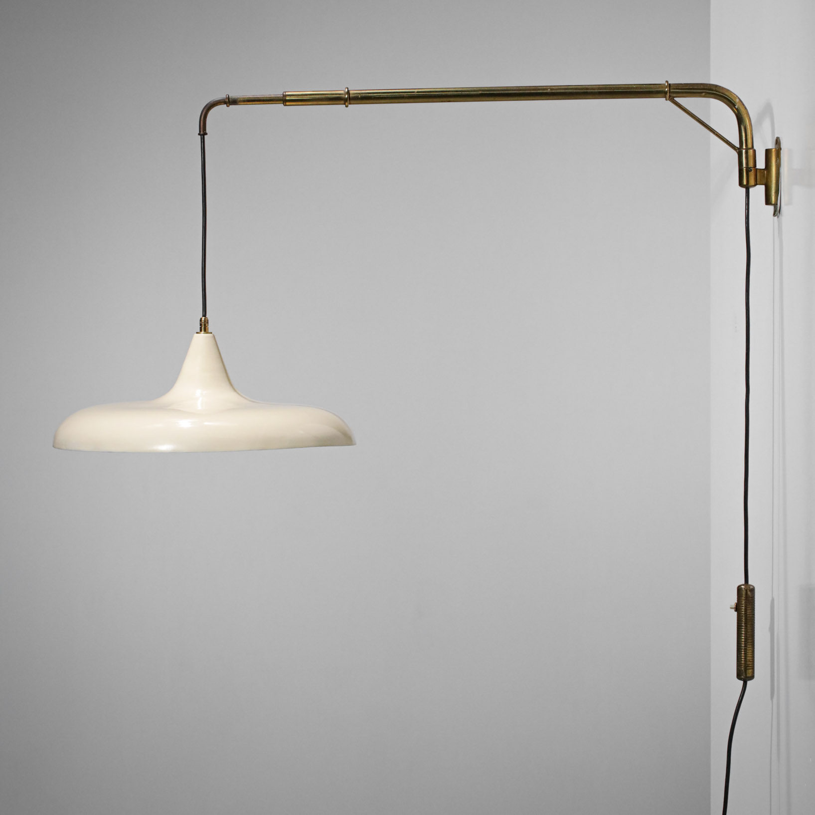 Lampe potence italienne style Gino Sarfatti années 60 abat-jour métal beige