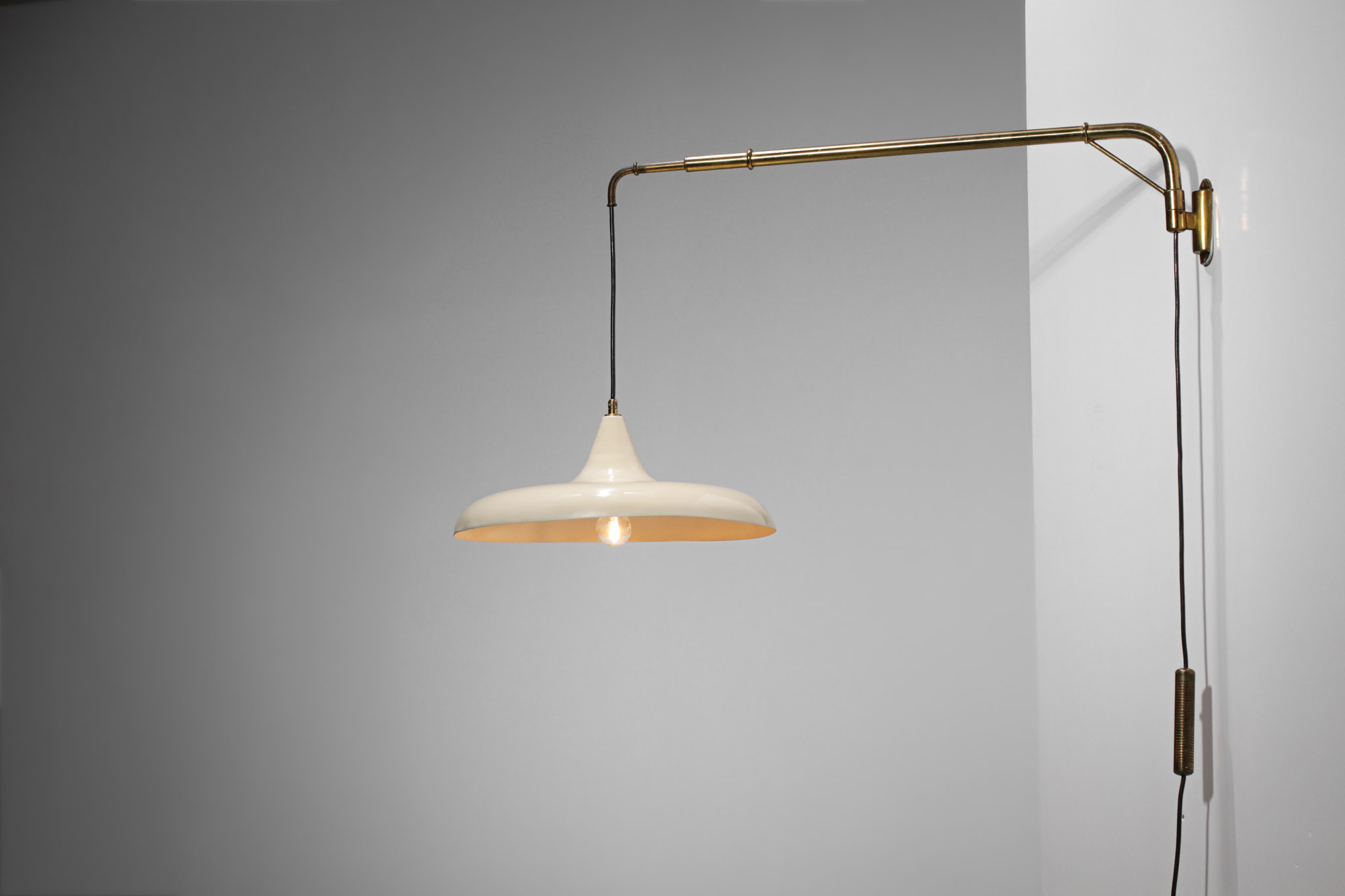 Lampe potence italienne style Gino Sarfatti années 60 abat-jour métal beige