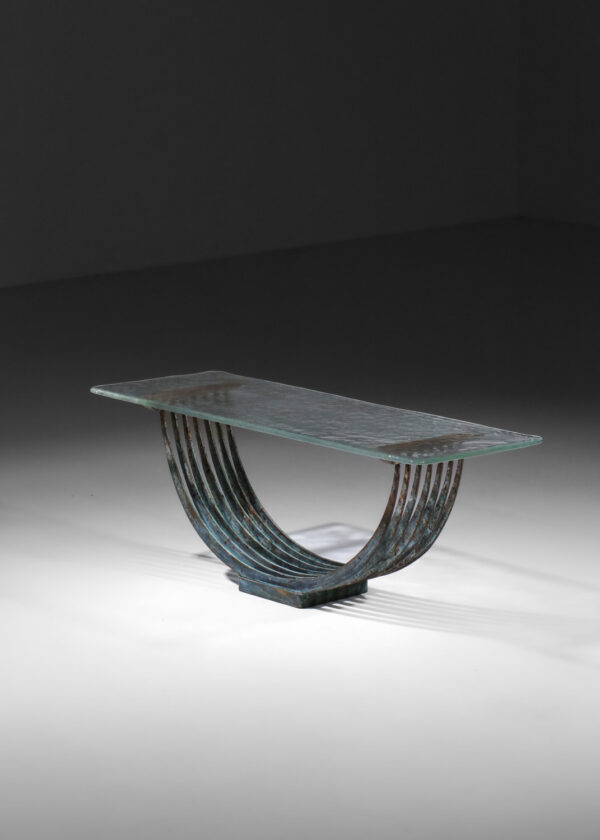 petite table basse console en acier patiné et dalle de verre brutaliste