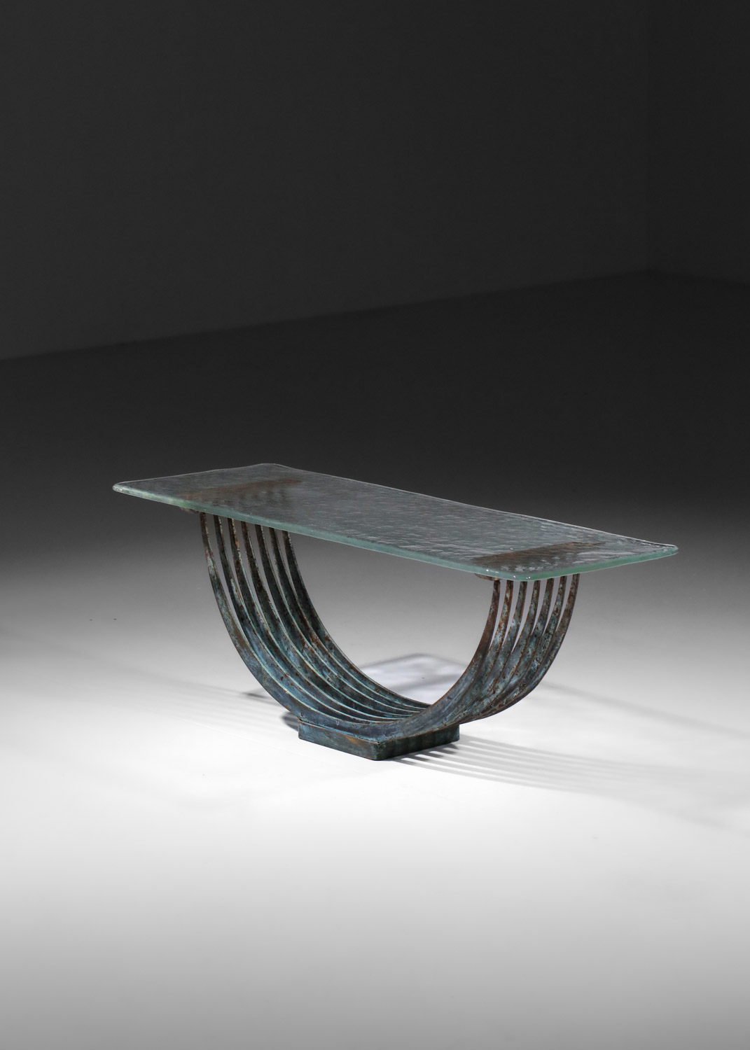 petite table basse console en acier patiné et dalle de verre brutaliste
