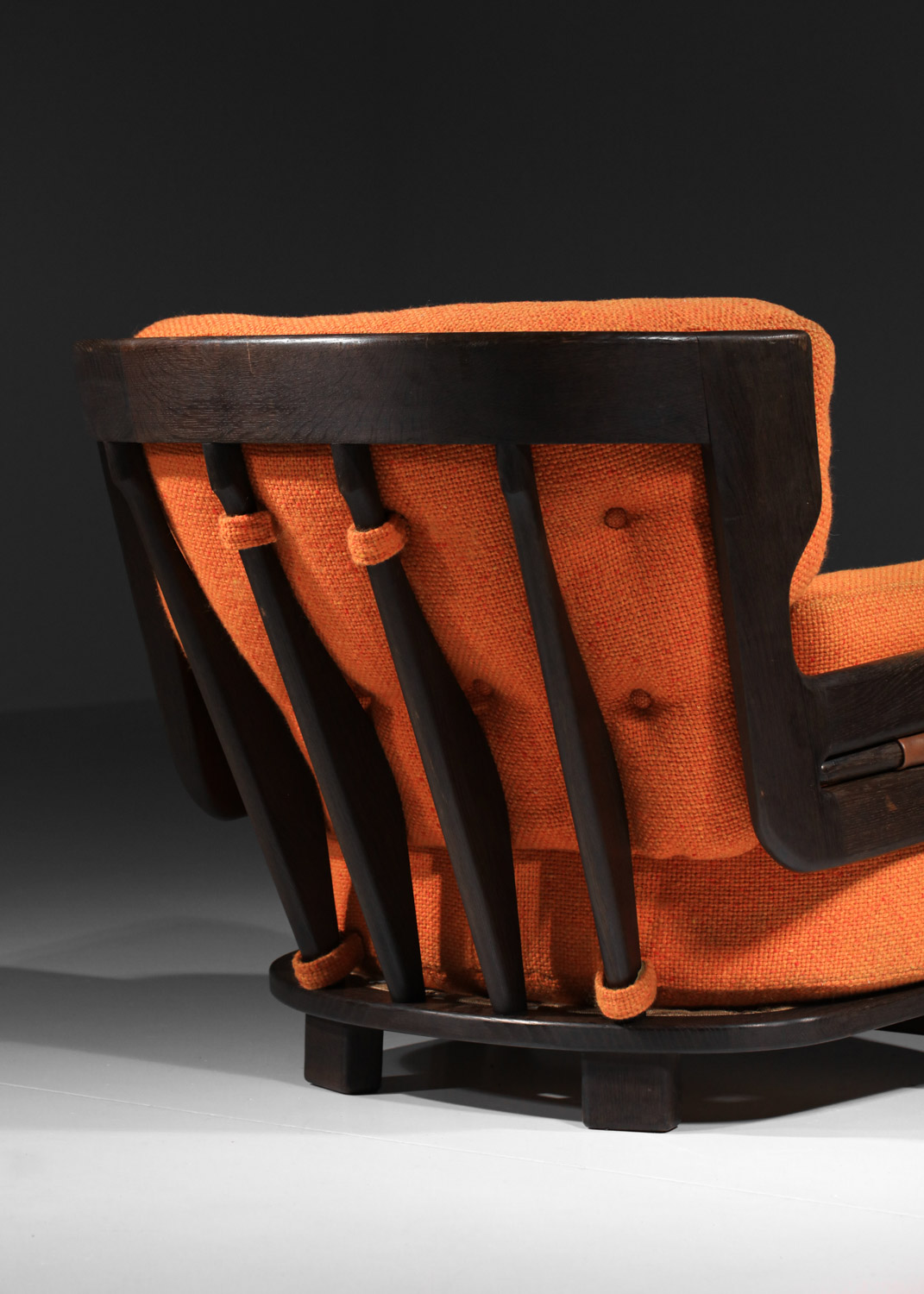 grand fauteuil guillerme et chambron en chêne teinté orange années 60 modèle Denis - J252