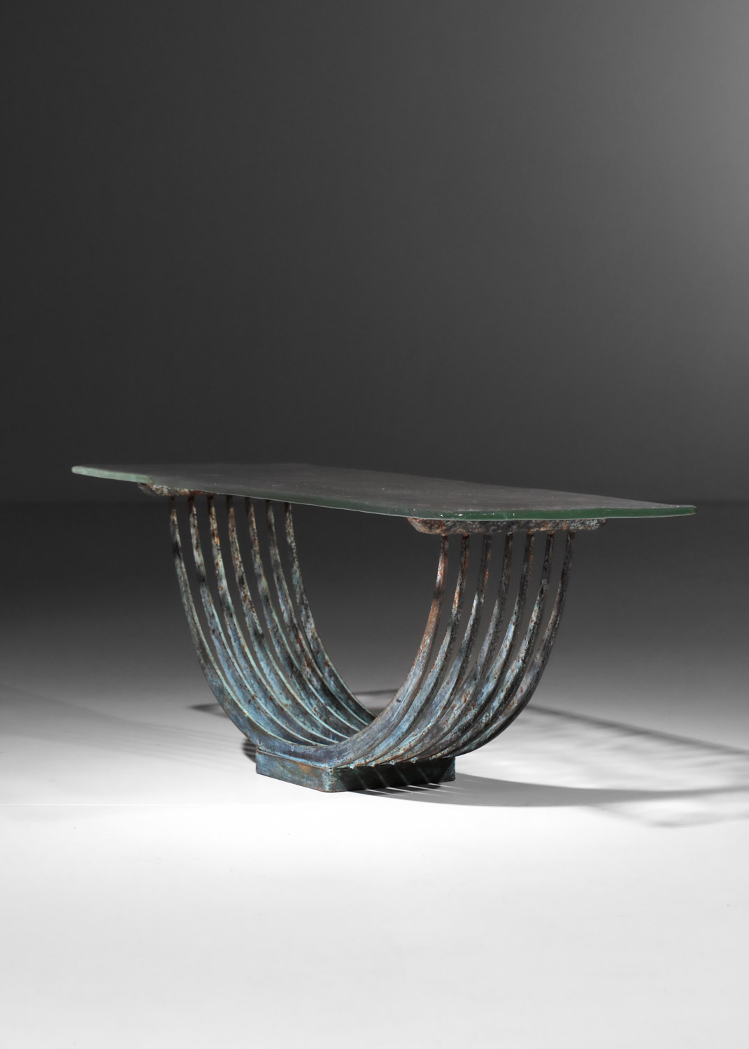 petite table basse console en acier patiné et dalle de verre brutaliste