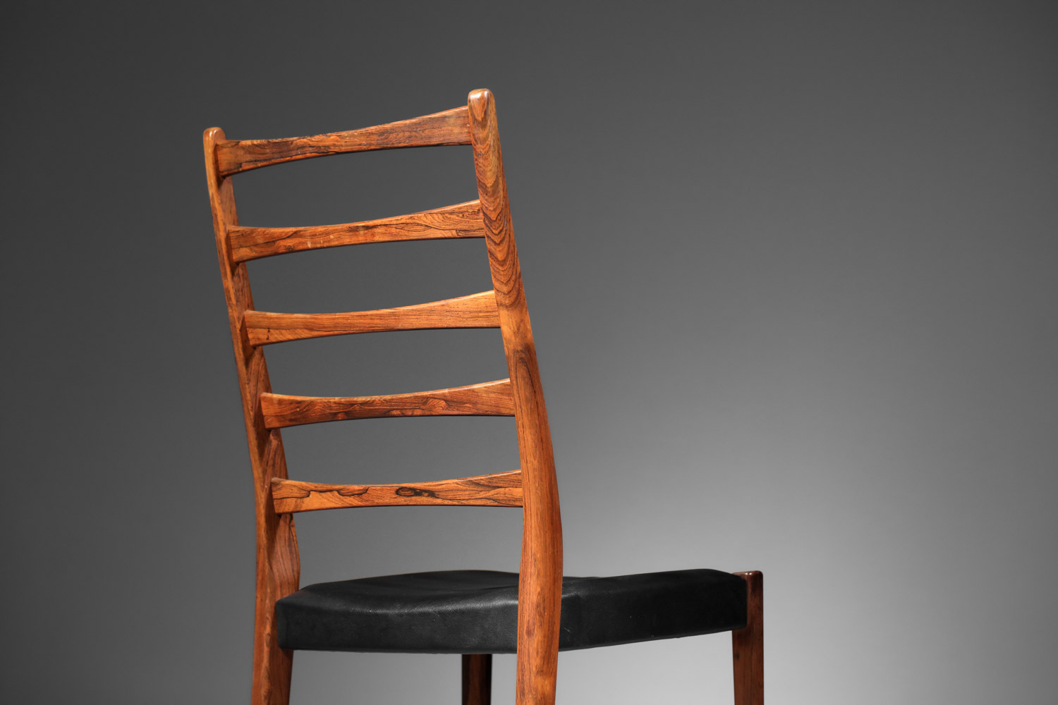 Suite de 4 chaises sueédoises Svegards Markaryd en palissandre de rio et cuir noir - I392