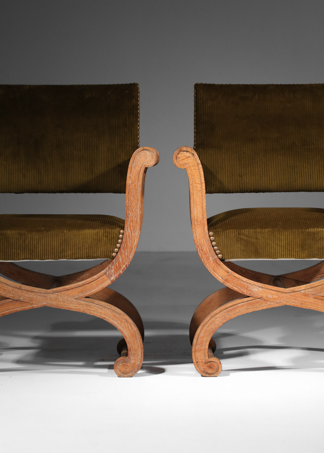 paire de fauteuils dagobert par rené et gilbert schmitt des années 40 en chêne cérusé - J013