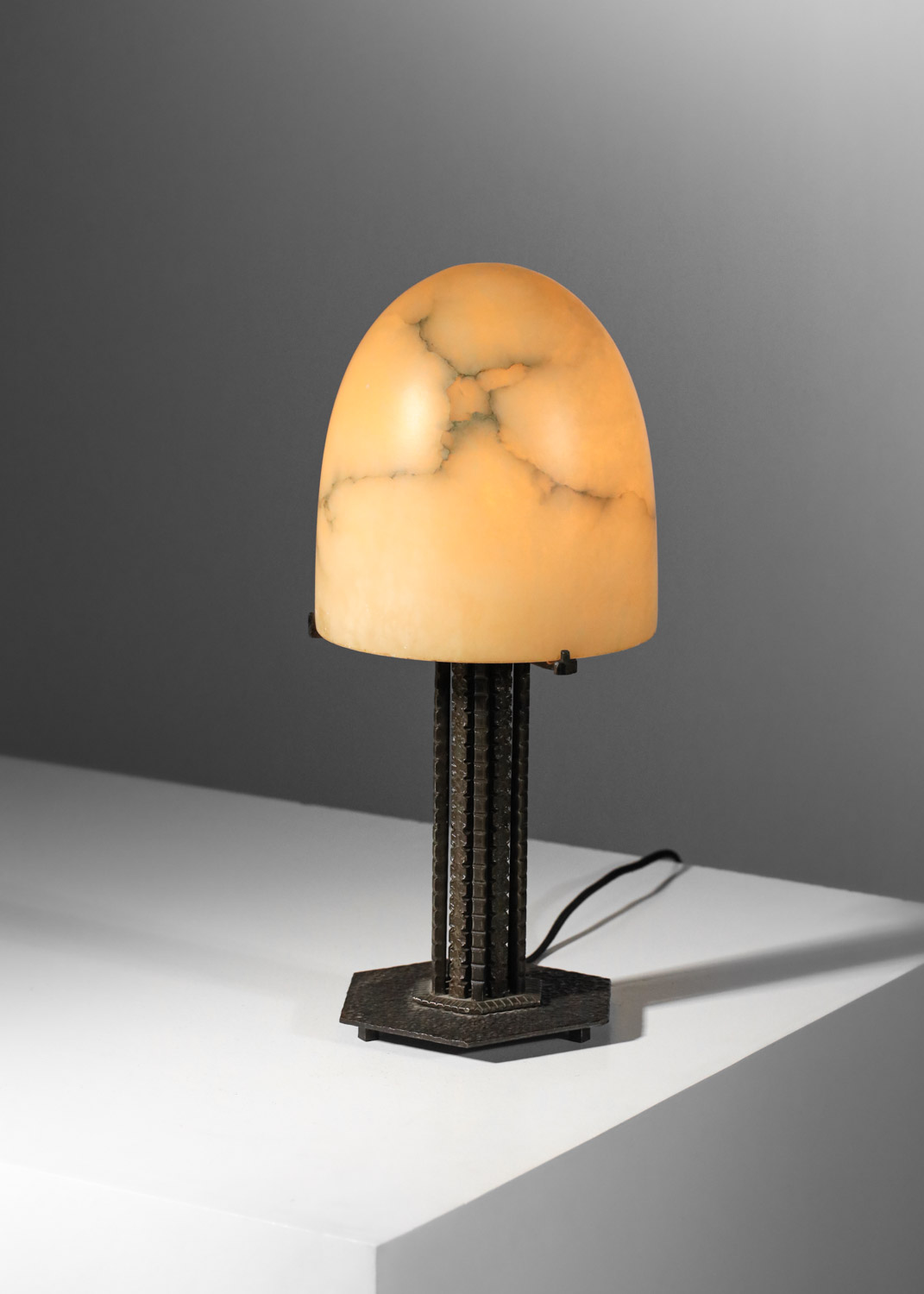 lampe de table art déco obus en albâtre et fer forgé style Edgar Brandt I668