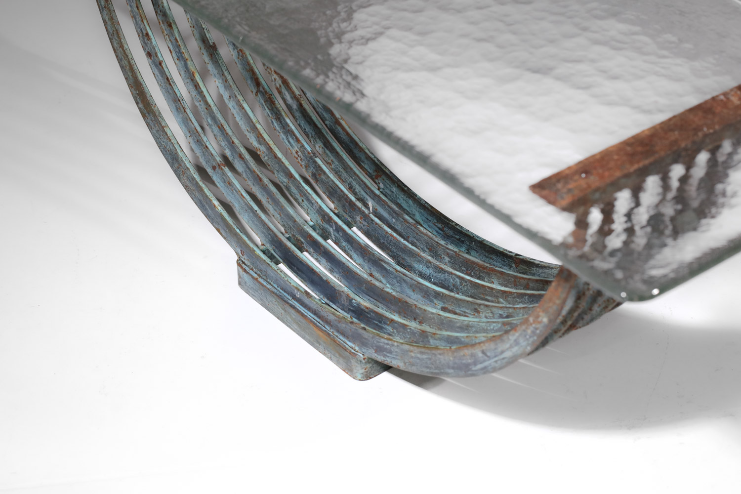 petite table basse console en acier patiné et dalle de verre brutaliste