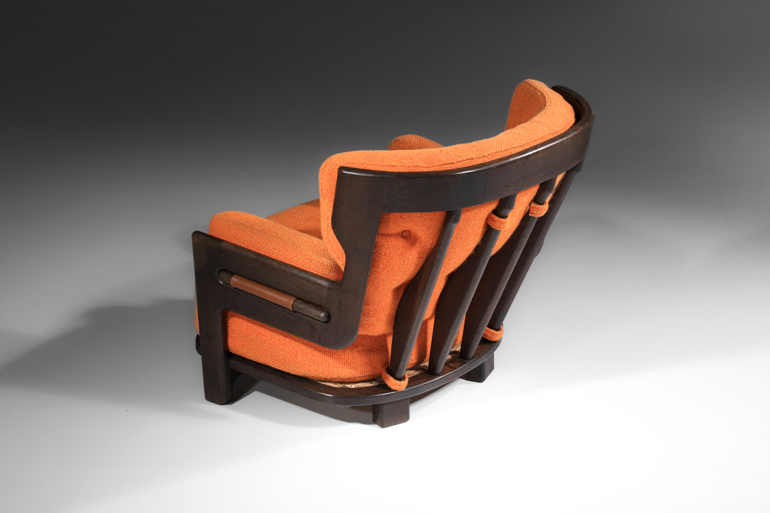 grand fauteuil guillerme et chambron en chêne teinté orange années 60 modèle Denis - J252