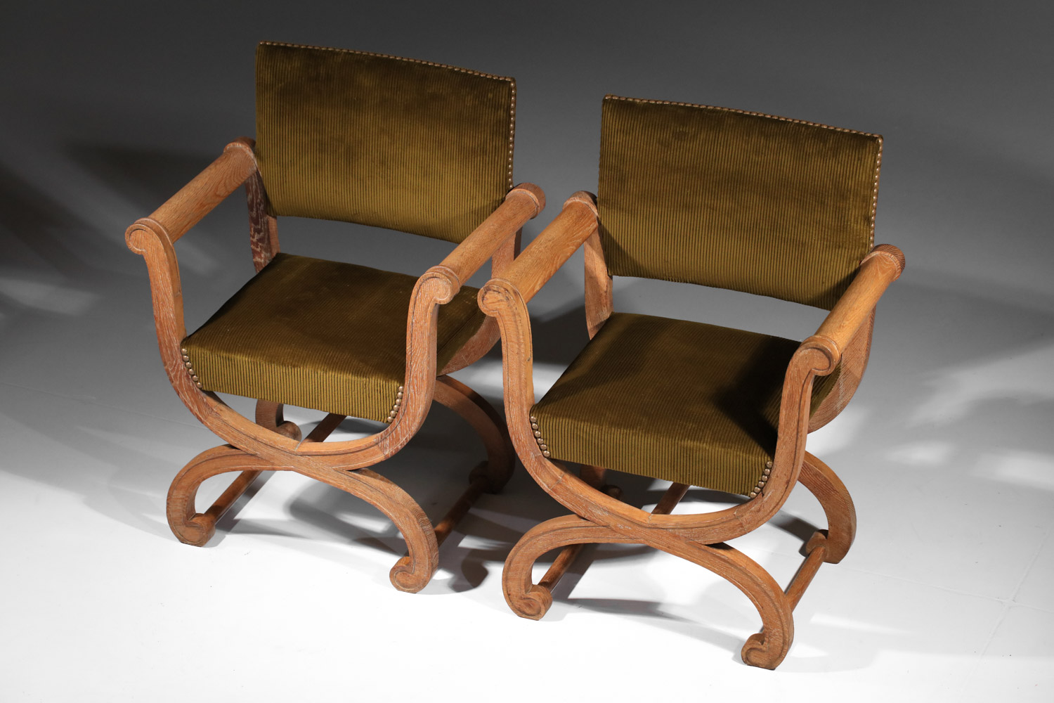 paire de fauteuils dagobert par rené et gilbert schmitt des années 40 en chêne cérusé - J013