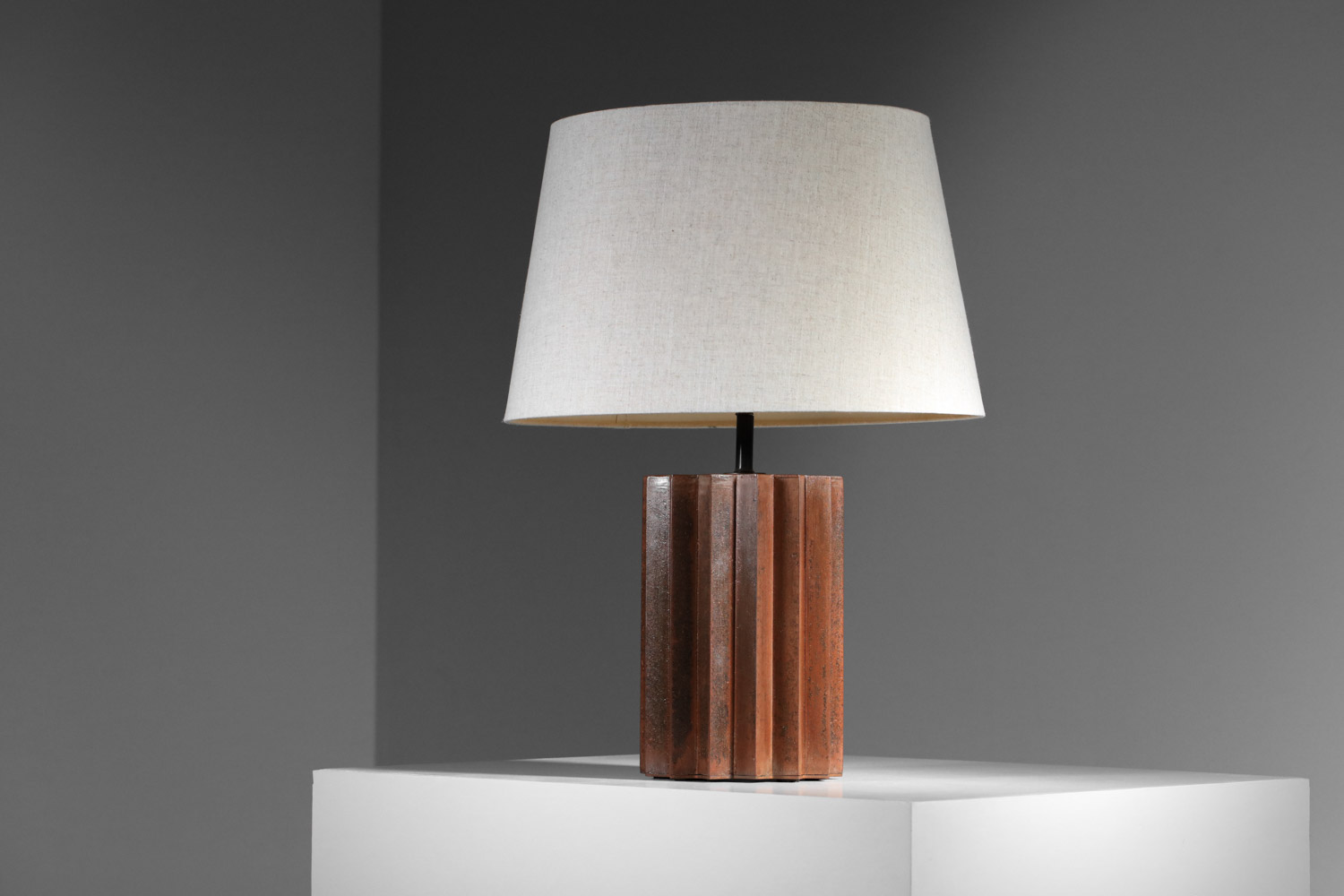 grande lampe de table par l_artiste Donna en acier patiné DC10