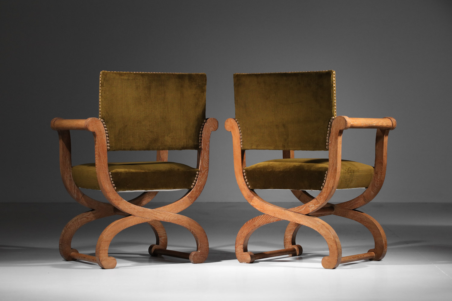 paire de fauteuils dagobert par rené et gilbert schmitt des années 40 en chêne cérusé - J013