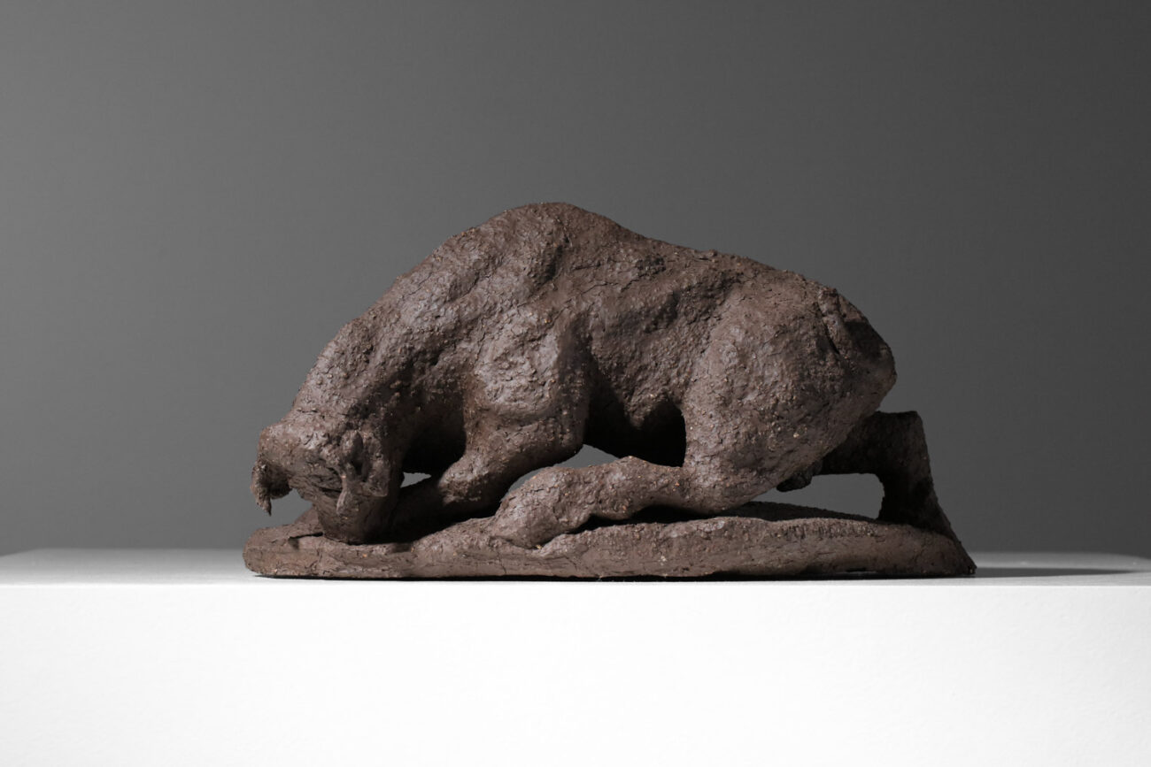 sculpture de taureau massif en terre chamottée J314
