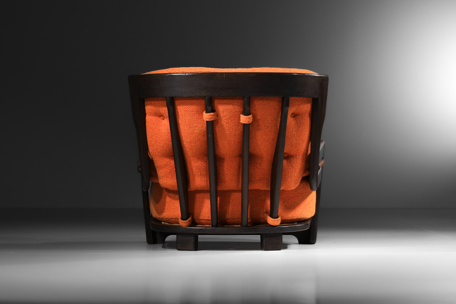 grand fauteuil guillerme et chambron en chêne teinté orange années 60 modèle Denis - J252