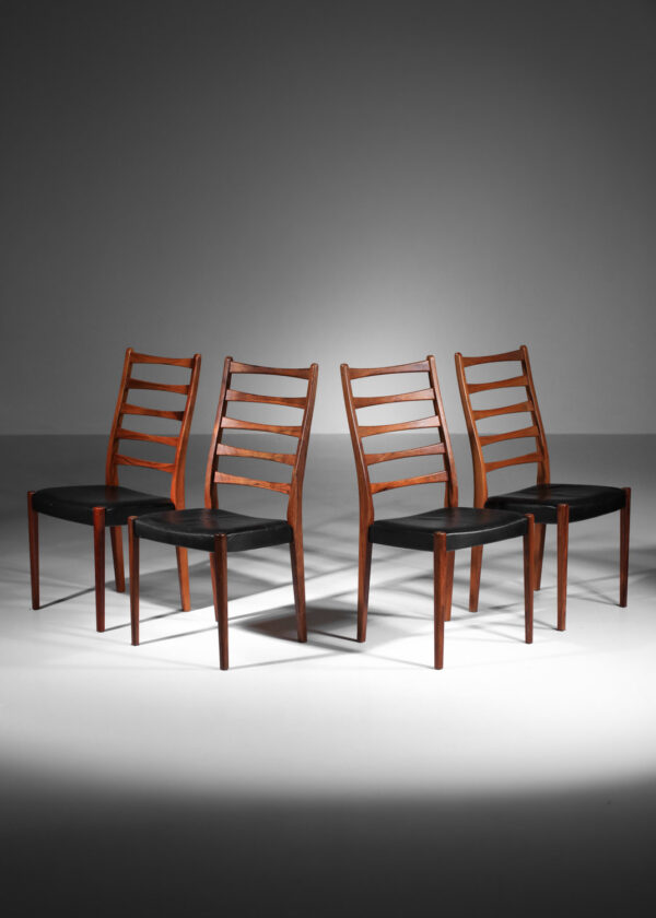 Suite de 4 chaises sueédoises Svegards Markaryd en palissandre de rio et cuir noir - I392