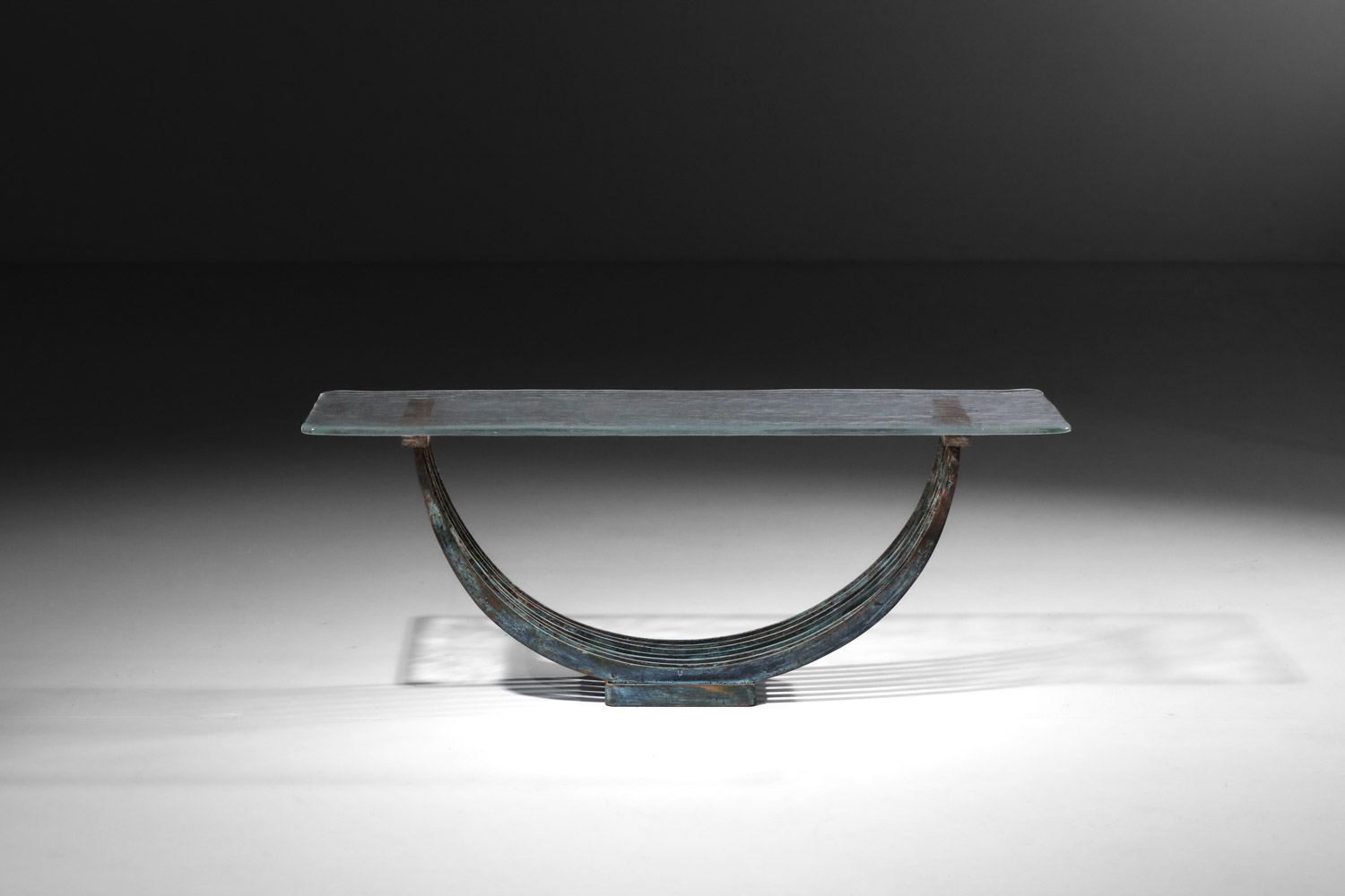 petite table basse console en acier patiné et dalle de verre brutaliste
