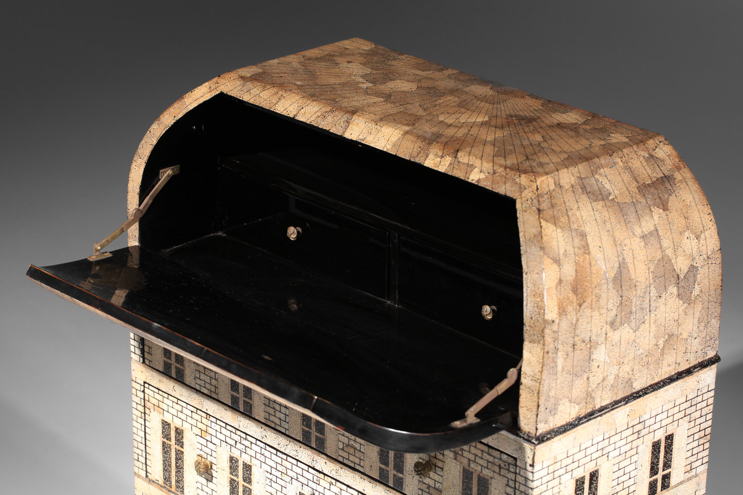commode trompe l'oeil façade d'immeuble placage de coquilles d'oeufs attribuée à thierry voeltzel