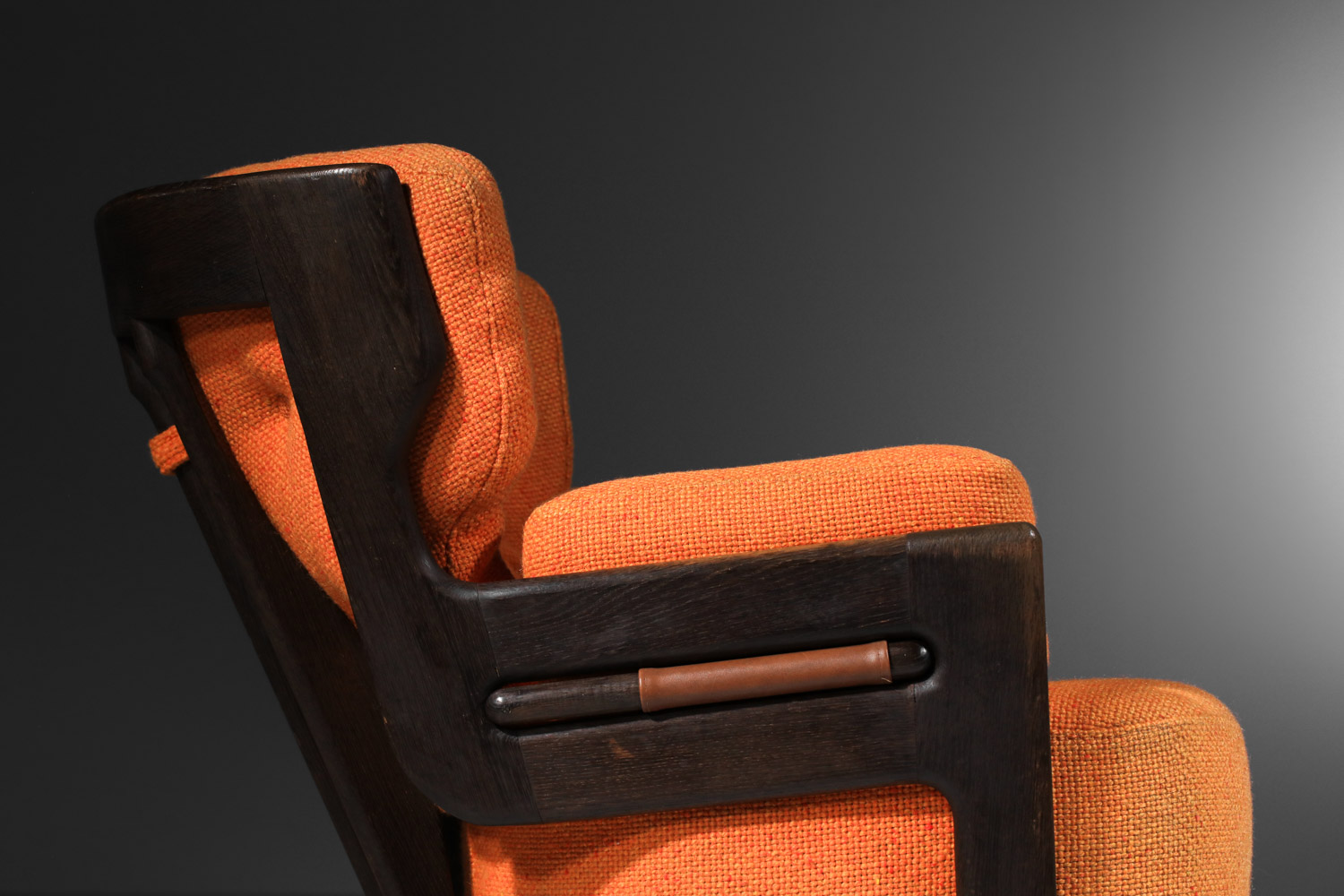 grand fauteuil guillerme et chambron en chêne teinté orange années 60 modèle Denis - J252