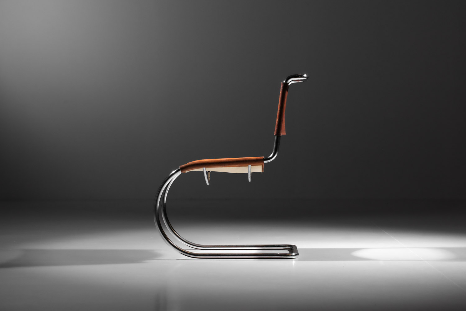 chaise MR10 mies van der rohe 1ère édition thonet en cuir et tube d'acier chromé G683