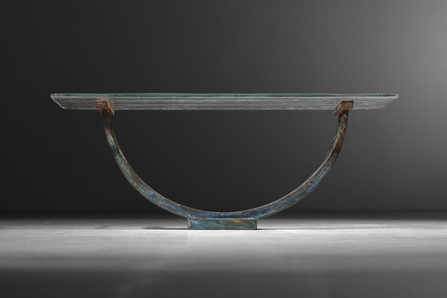 petite table basse console en acier patiné et dalle de verre brutaliste