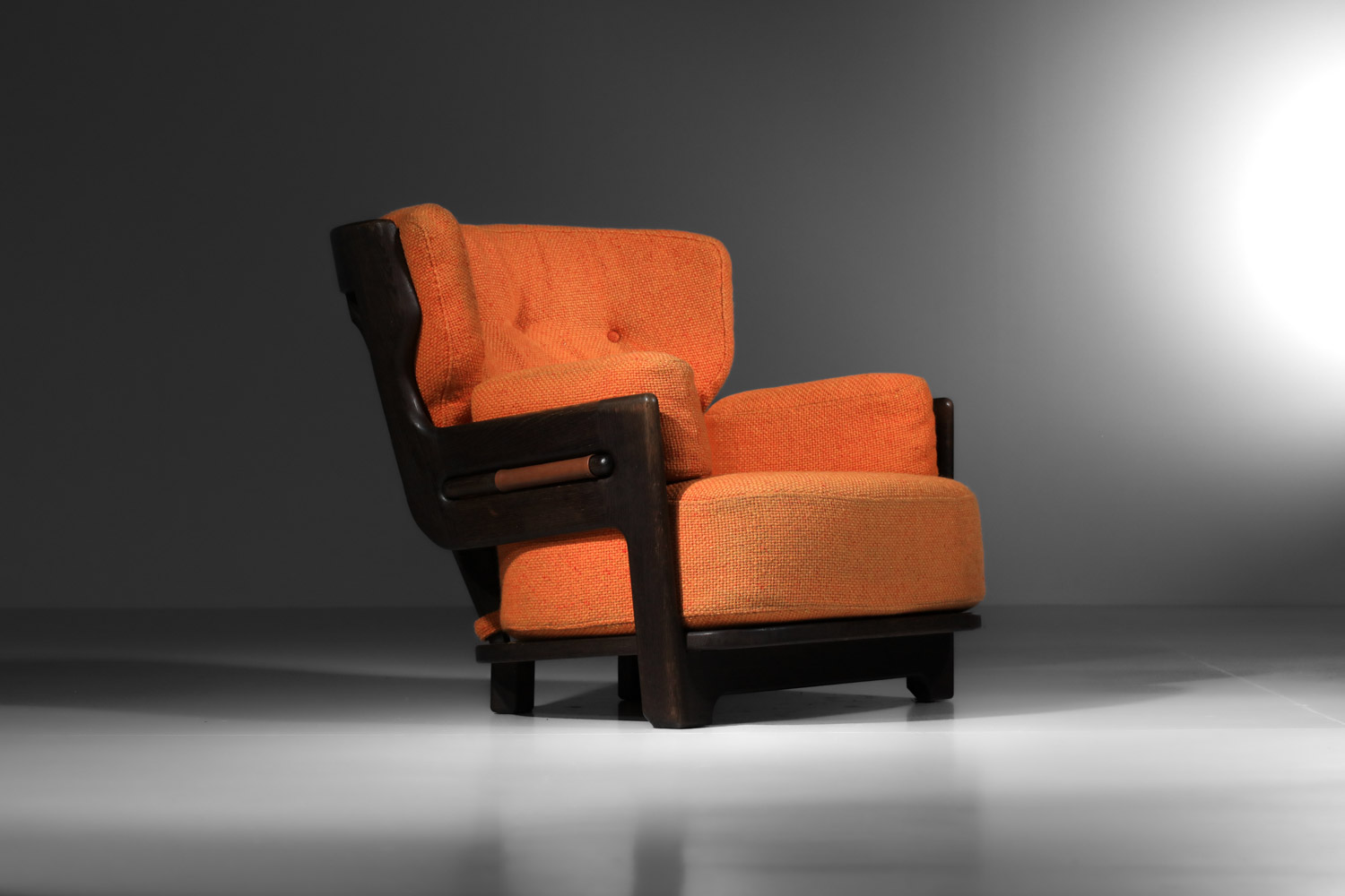 grand fauteuil guillerme et chambron en chêne teinté orange années 60 modèle Denis - J252