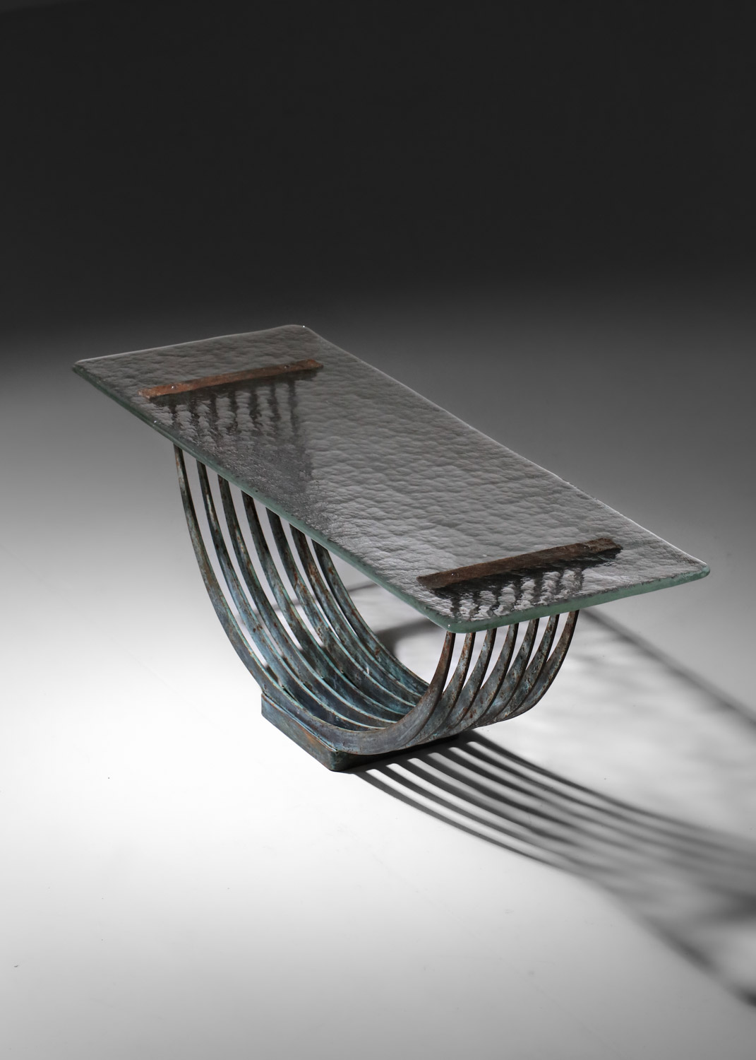 petite table basse console en acier patiné et dalle de verre brutaliste