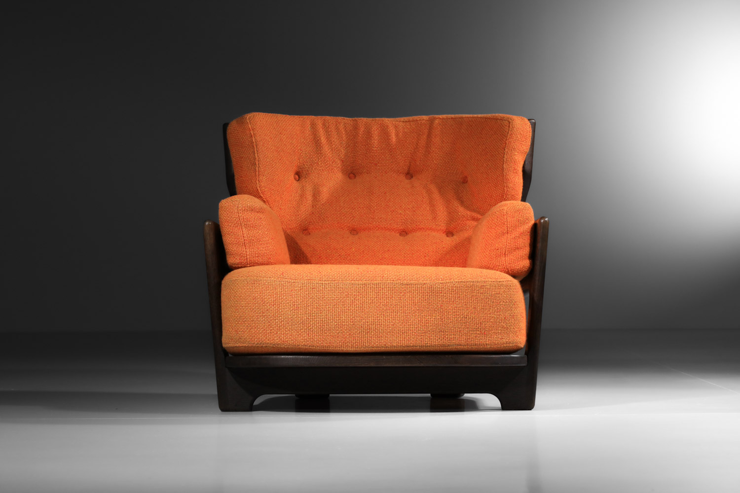 grand fauteuil guillerme et chambron en chêne teinté orange années 60 modèle Denis - J252