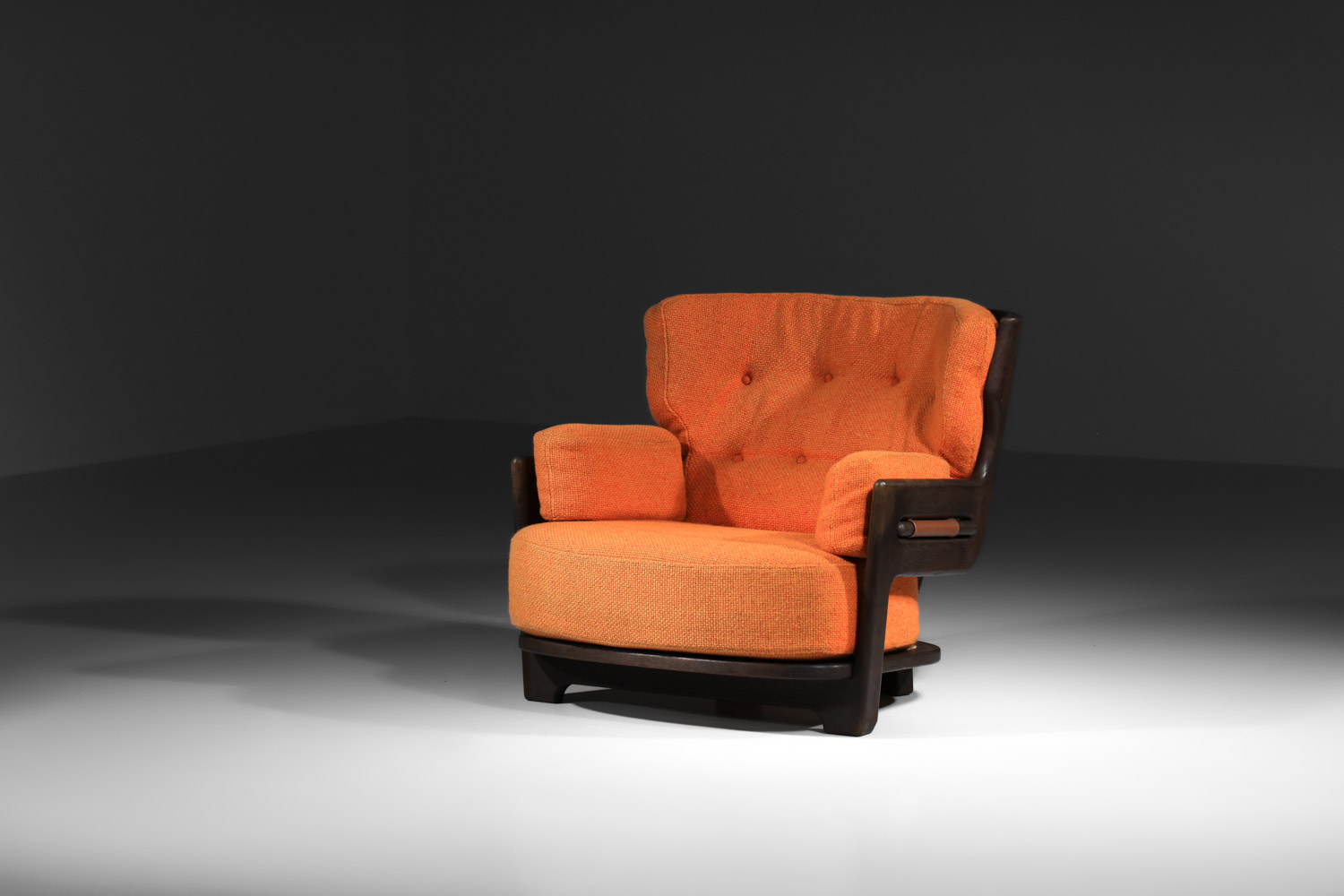 grand fauteuil guillerme et chambron en chêne teinté orange années 60 modèle Denis - J252