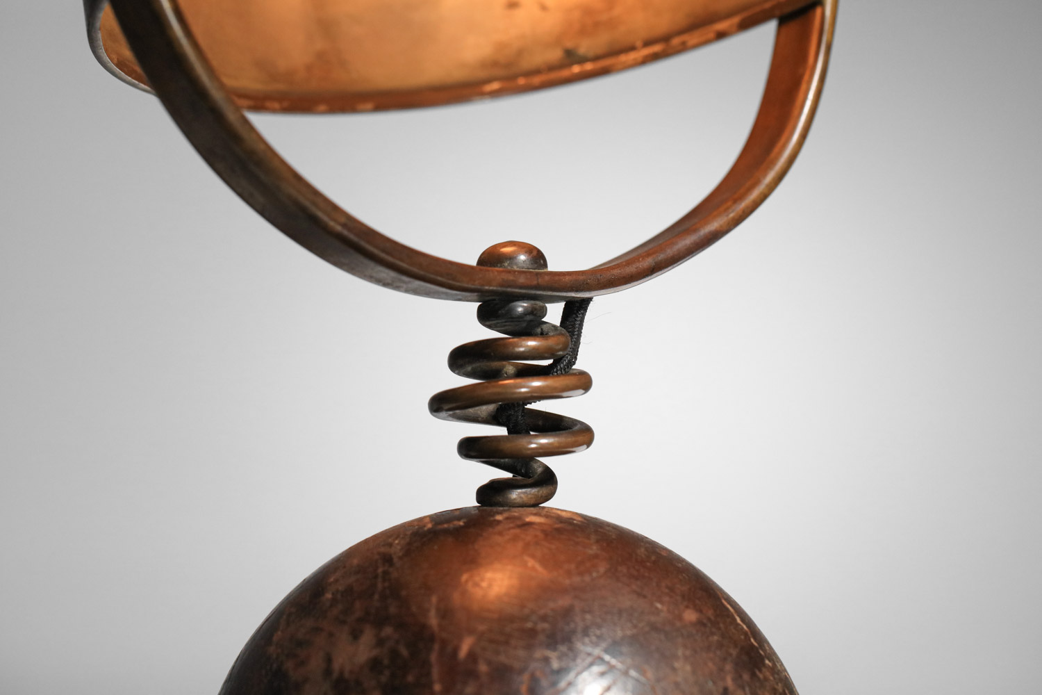 grande lampe de table en bois et laiton années 50 dans le goût de felix aublet H681